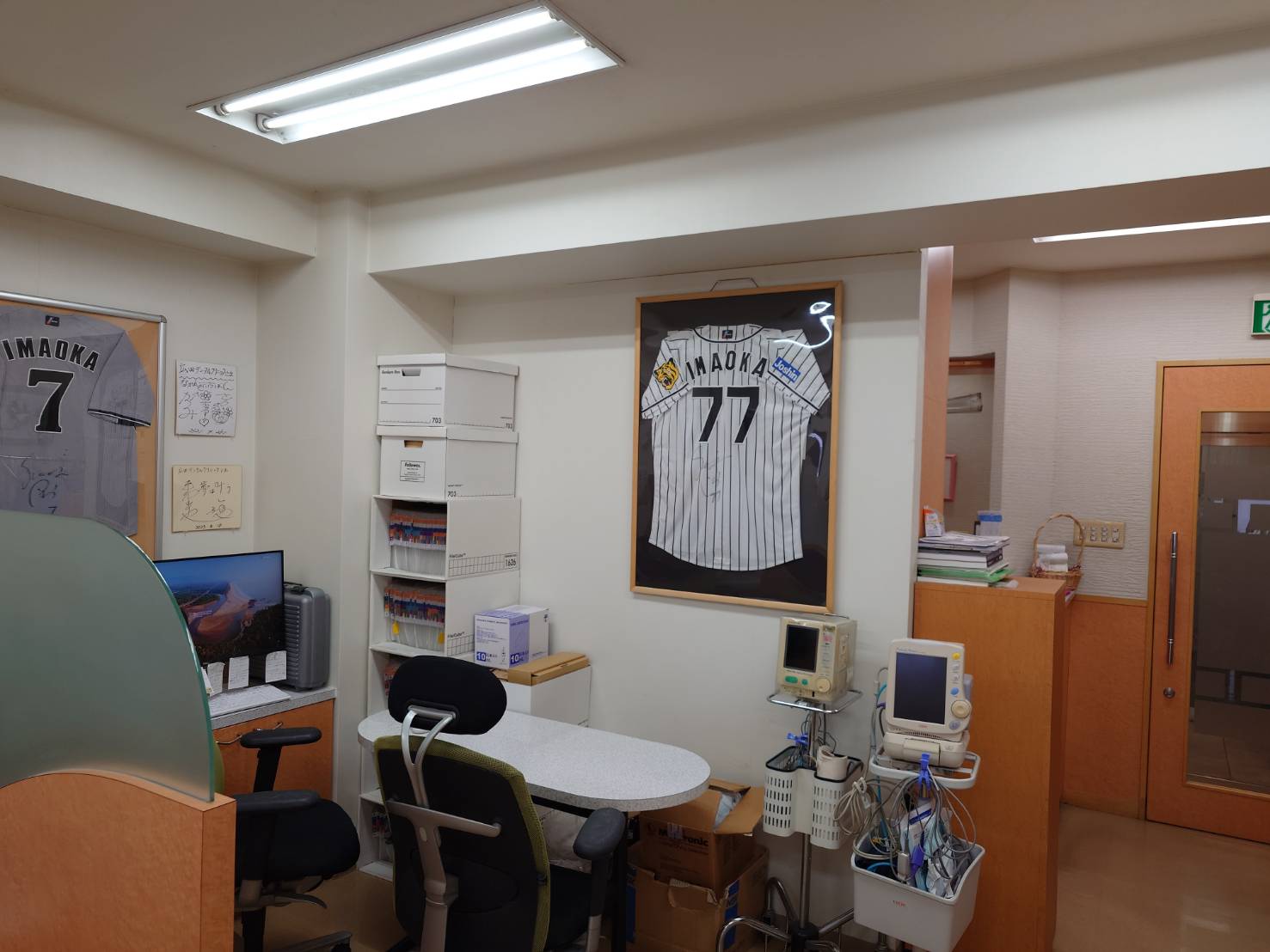診察室に飾られたタイガースのユニフォーム
